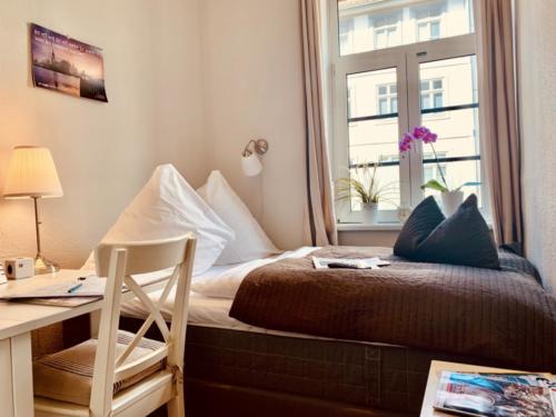 Einzelzimmer mit Boxspringbett