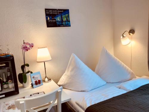 Einzelzimmer mit Boxspringbett